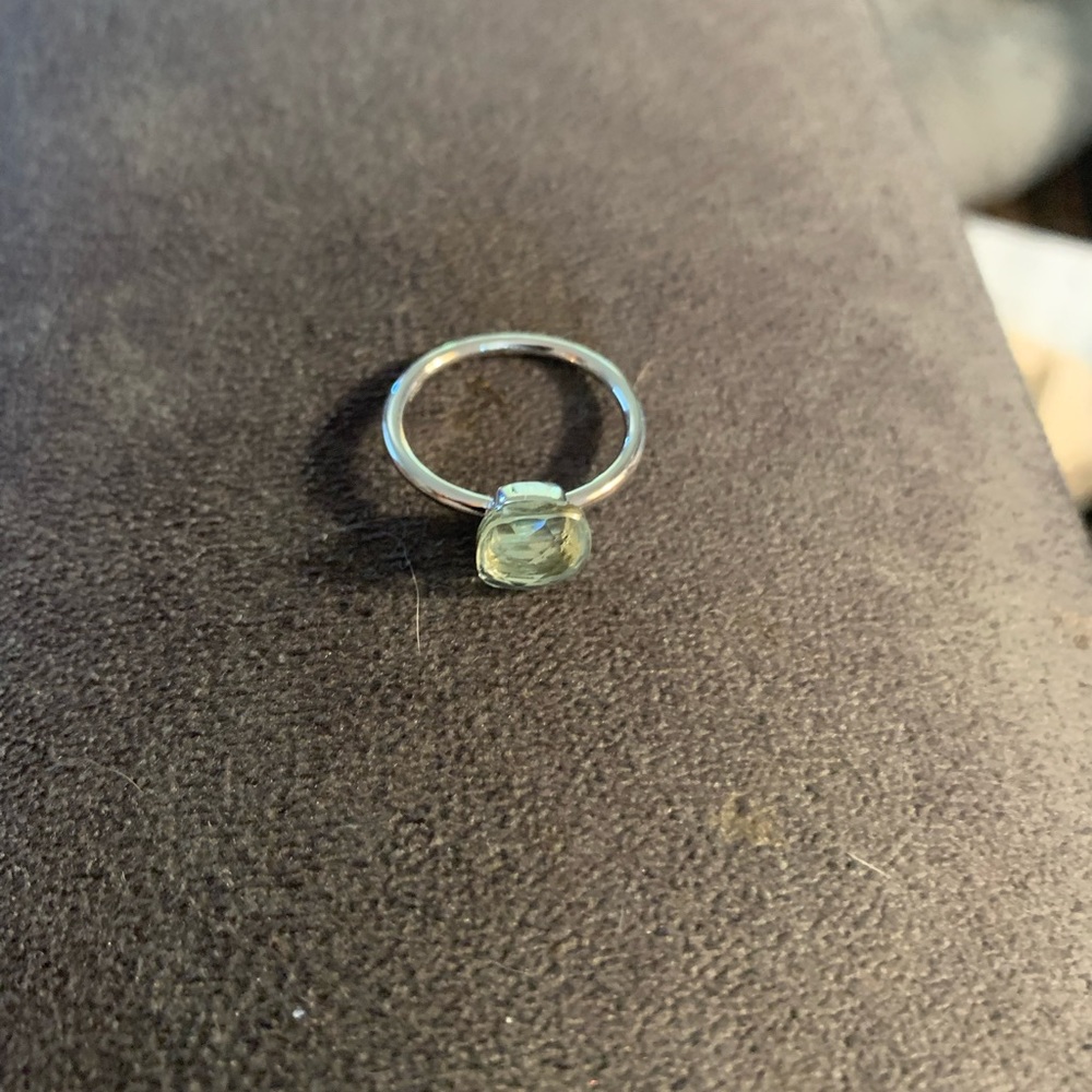 Elegant Silver Ring with Green Gemstone - Picture 2 of 4